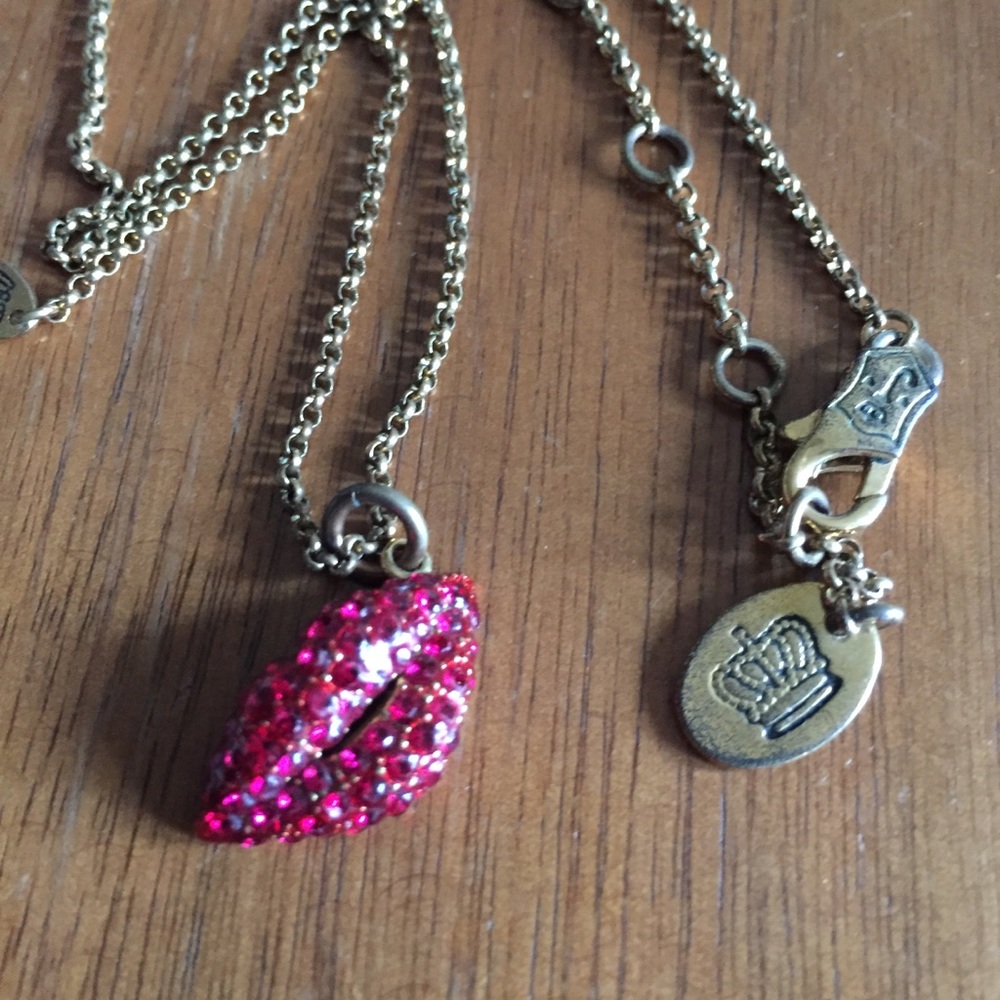 JUICY COUTURE red lips necklace